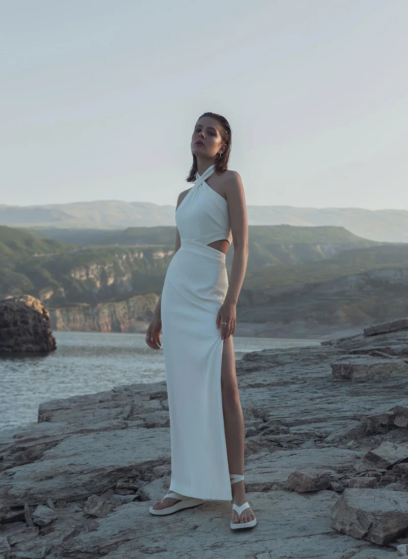 ليتشي فستان ماكسي بلياقة نحيفة ذو خط عنق هالتر مع فتحة عند الخصر